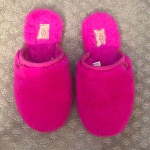 Cozy hot pink Ugg slippers, new without tags